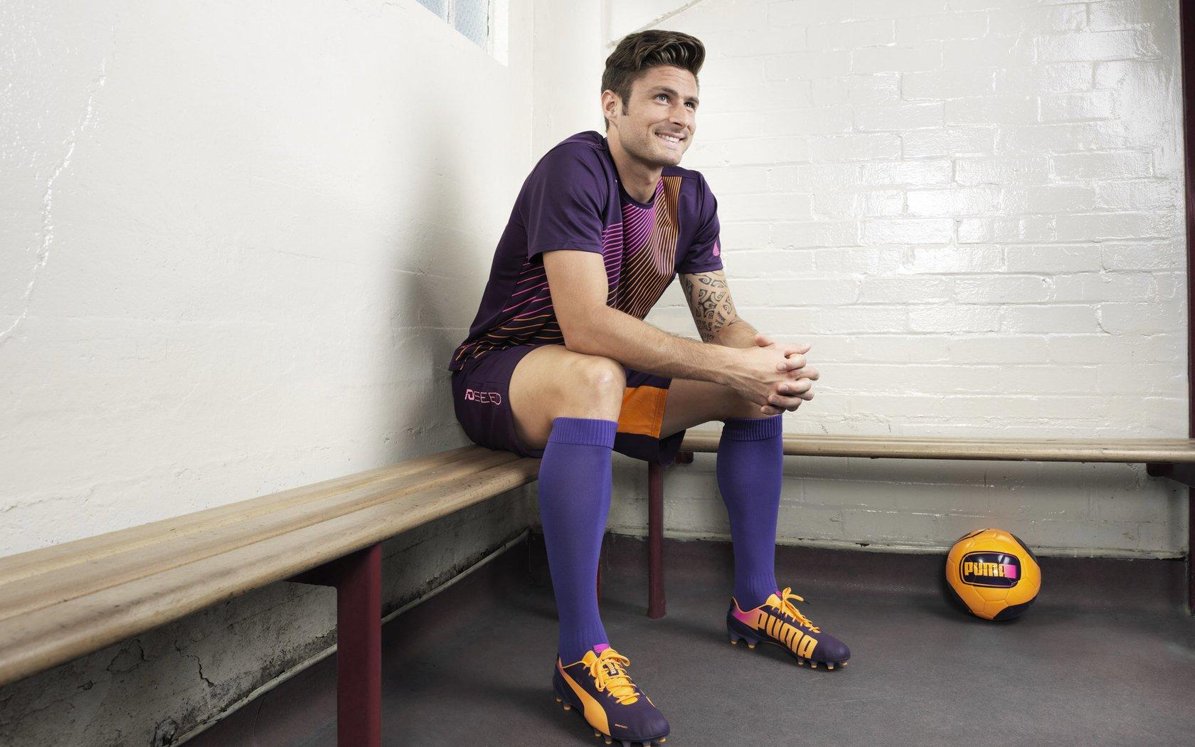 拜仁2024-25赛季主场球衣谍照曝光，颠覆传统！深浅红条纹