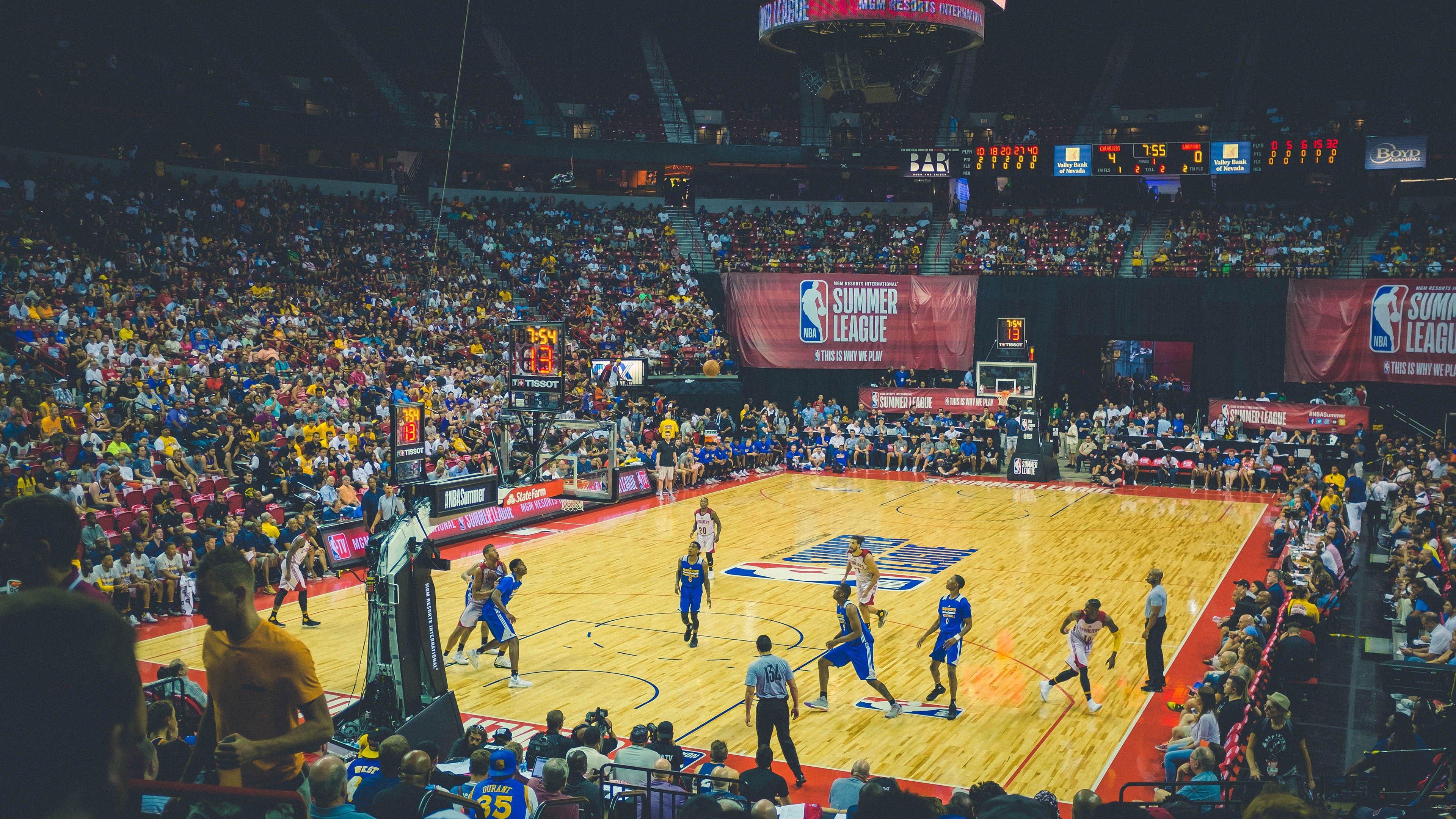 利物浦领先！埃基蒂克突破传中，萨拉赫一锤定音，红军主场告捷