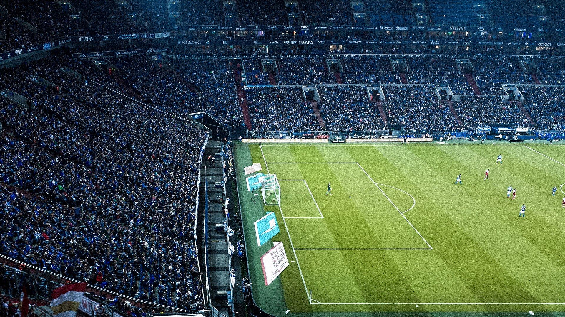 巴萨与拜仁上演豪门争夺战，桑托斯新星索萨被誉为新马塞洛引关注